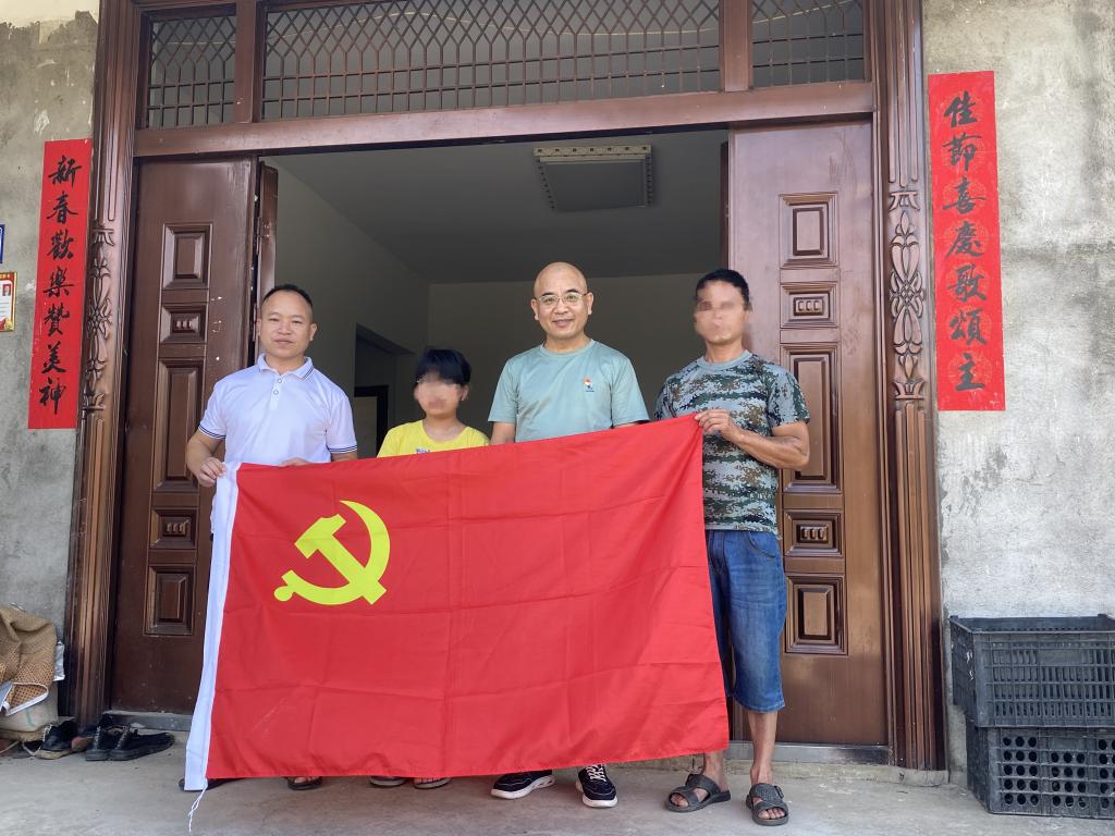 党旗飘扬在基层：支部书记的政治生日•帮扶少数民族困难家庭残疾学生